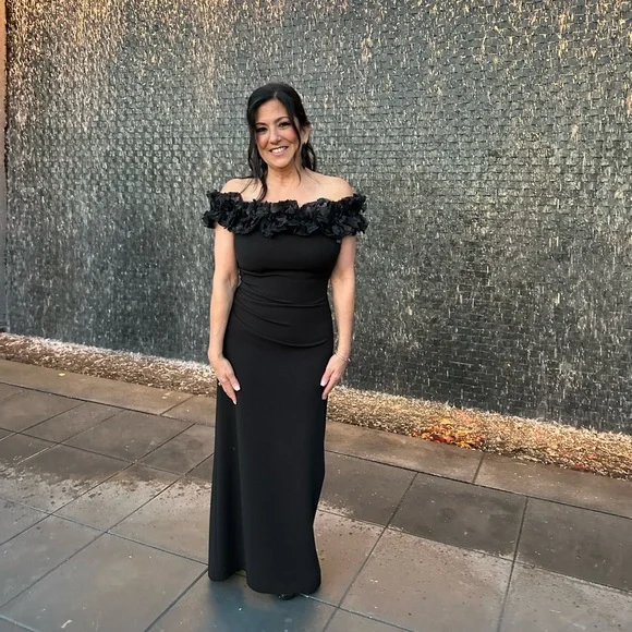 Black gown - Picture 5 of 5